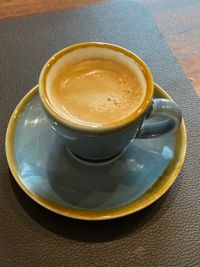 Espresso aus blauer Tasse